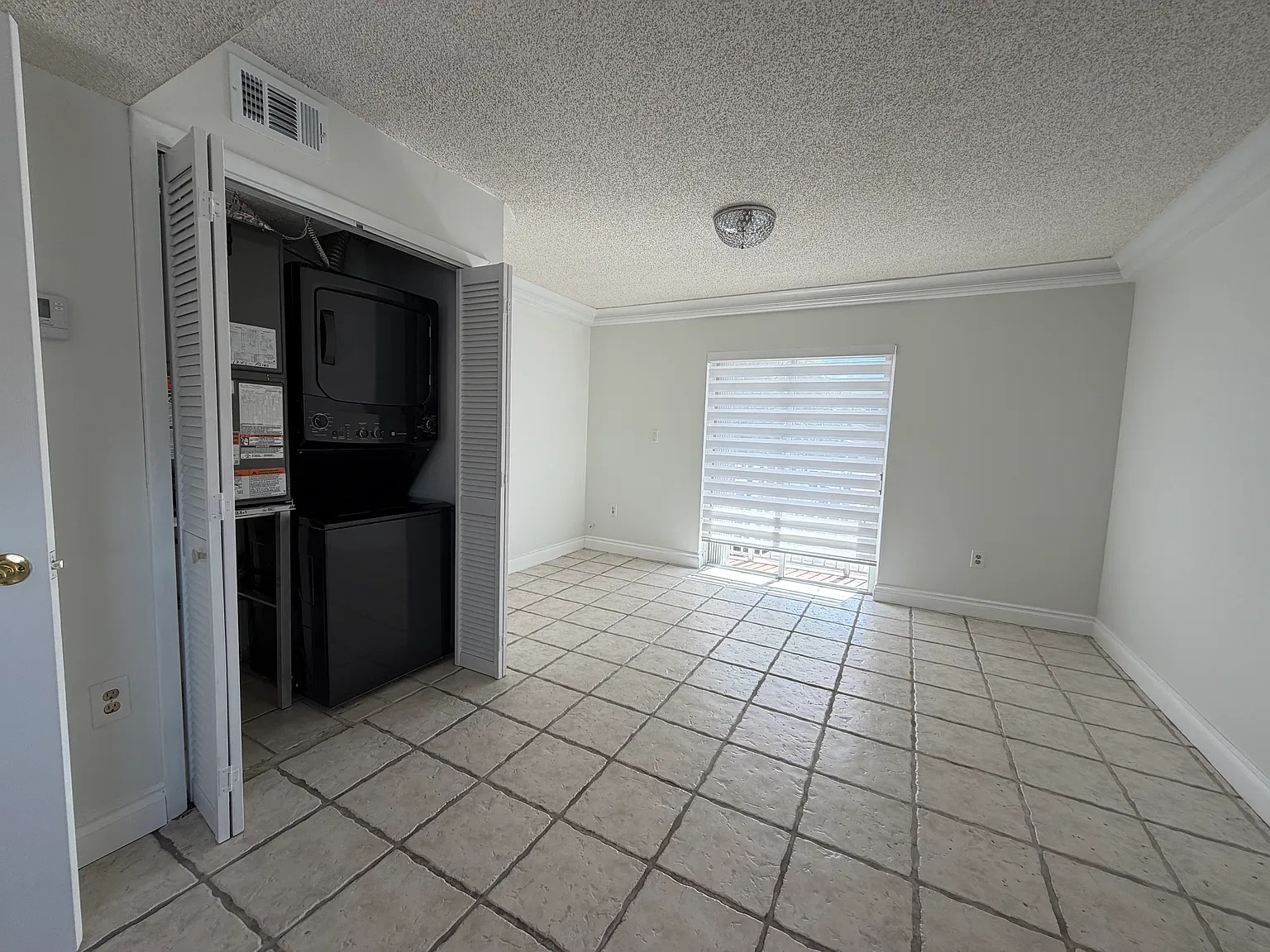 2 bed, 1.5 bath, 1002 sqft, $2,200 — Photo 2