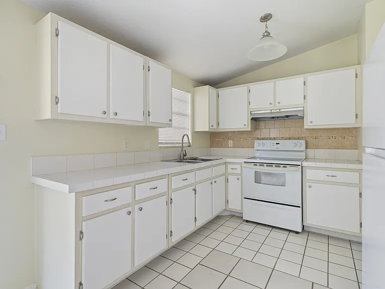 22312 Lasalle Rd — Photo 11