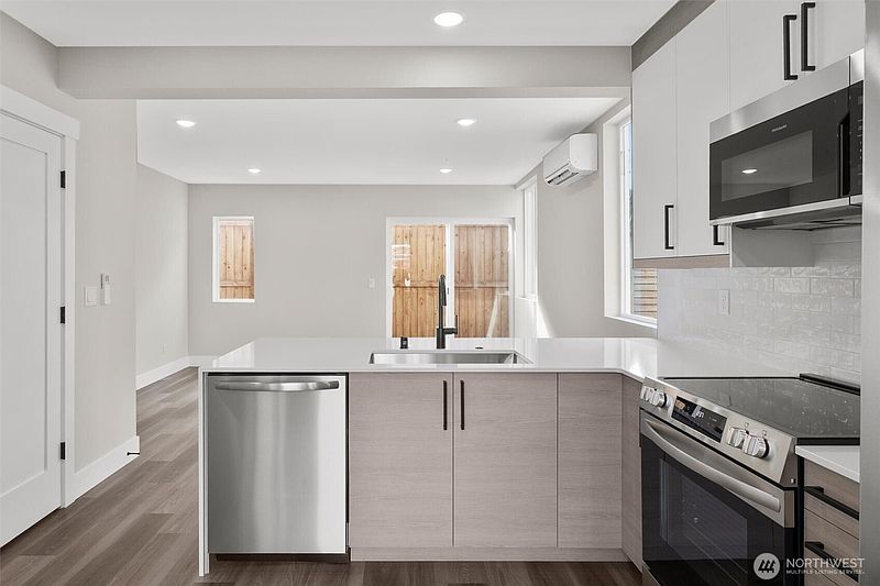5th image of 503 NE 42nd Street