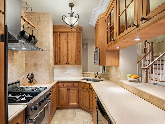 4th image of 333 E 69th St #Townhouse 8