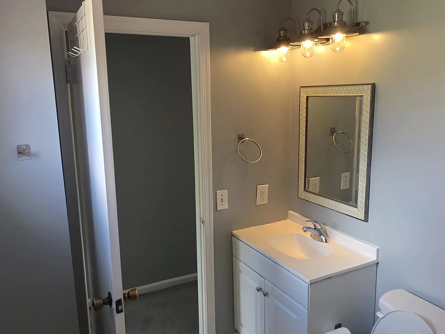 5 bed, 3.5 bath, 1474 sqft, $3,200 — Photo 2