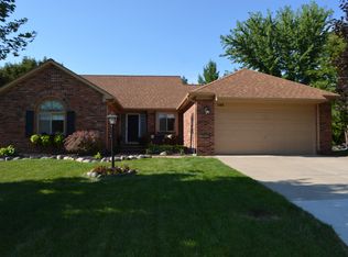 180 Bellshire Ln, Rochester Hills, MI 48307