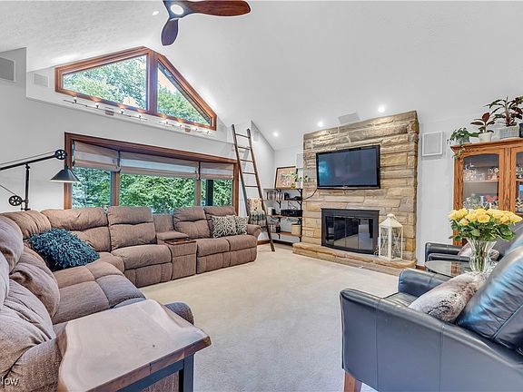 4th image of 916 Woodmere Dr