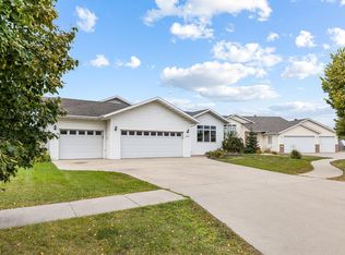 1534 Baywood Dr, West Fargo, ND 58078