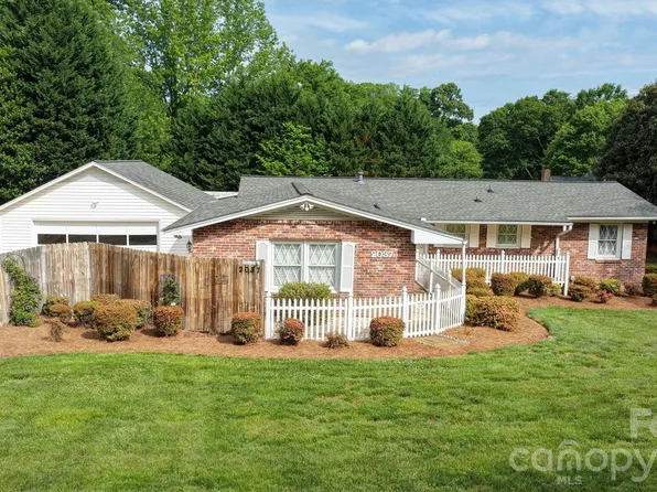 2037 Helen Dr, Gastonia, NC 28054