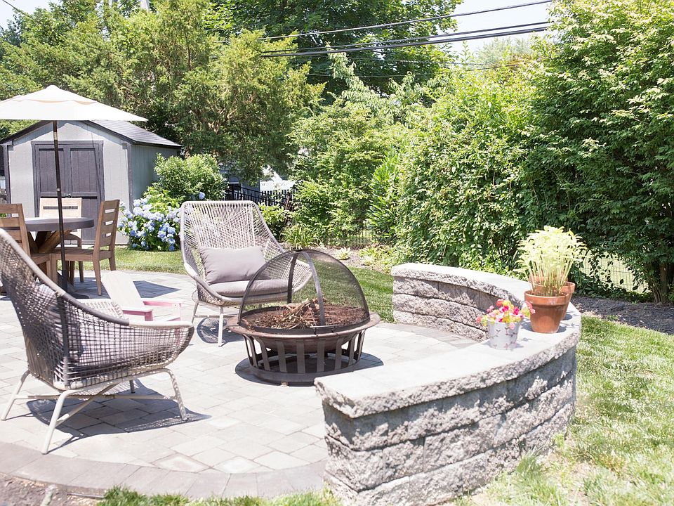 Back patio w/ firepit