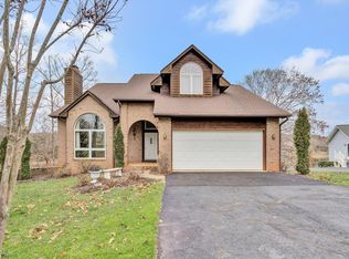 225 Peninsula Dr, Moneta, VA 24121