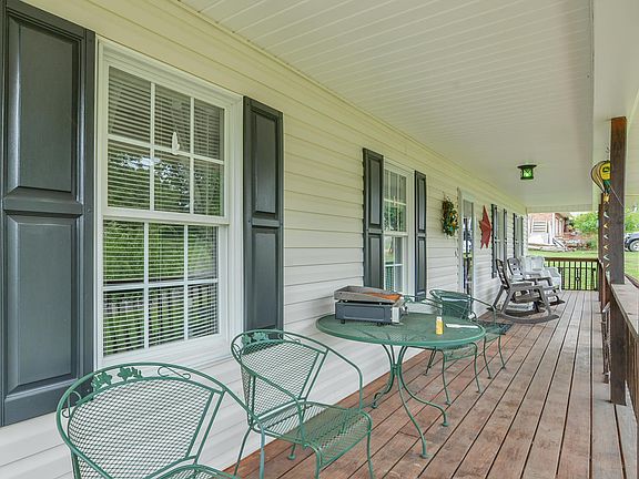 5th image of 224 Lauren Dr