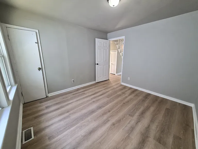 925 N Somerset Ave — Photo 12