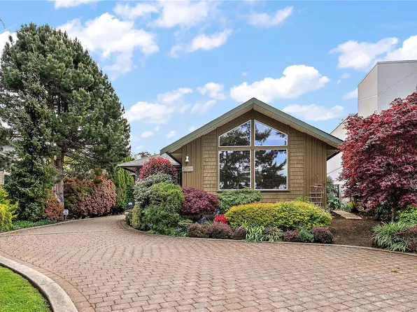 9675 1st St #1, Sidney, BC V8L 3C8