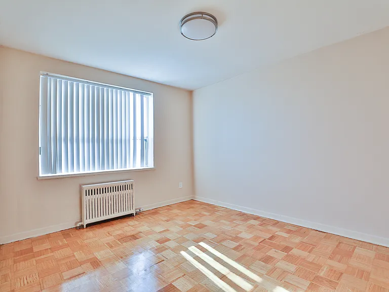 2223 Eglinton Ave E — Photo 9