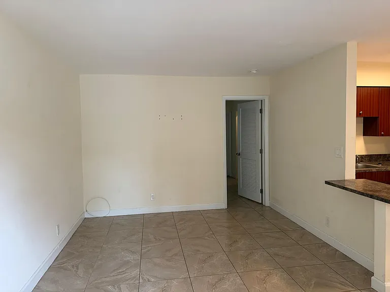 828 NE 16th St — Photo 14