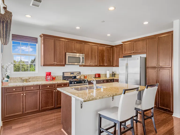 3220 N Ventura Rd — Photo 4