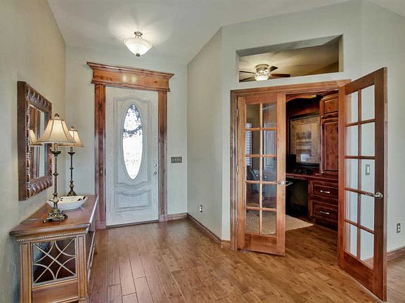 2nd image of 206 N Meadowlark Ct
