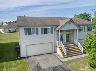 1108 Lake Park Dr, Grand Blanc, MI 48439