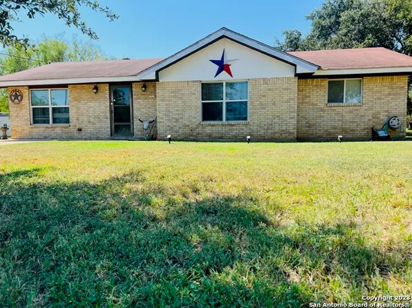 305 E Hugo St, Dilley, TX 78017