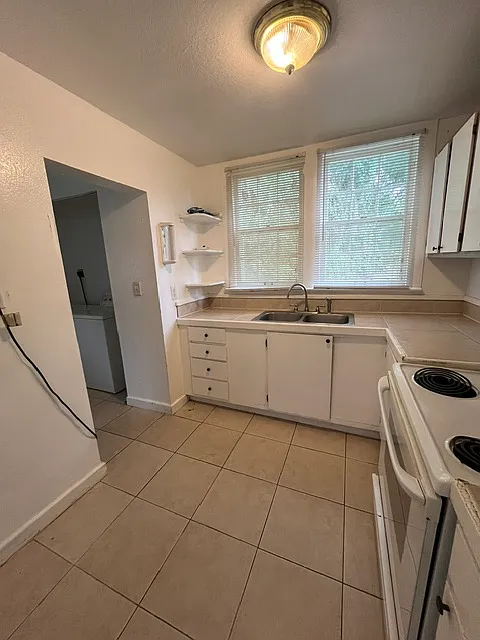 1107 Webster Street - B — Photo 3