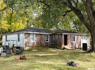 108 N Locust St, Roberts, IL 60962