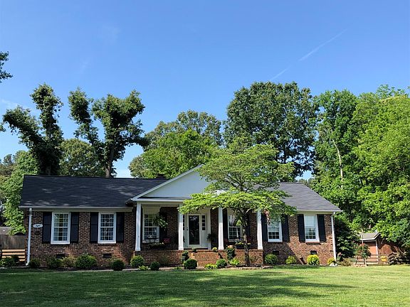 4th image of 8 Hastings Cir