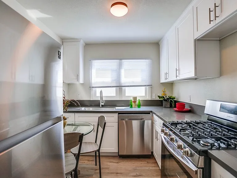 2466 Cedar Ave — Photo 13