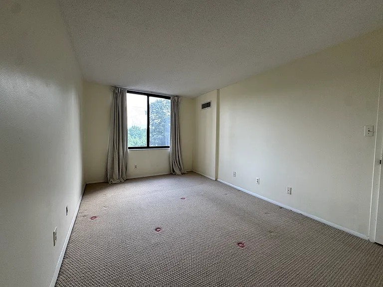 5225 Pooks Hill Rd #606 — Photo 7