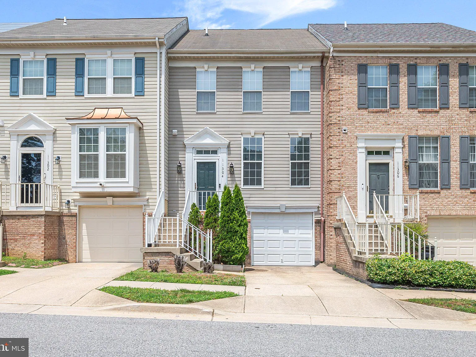 3 bed, 2.5 bath, 1360 sqft, $2,900 — Photo 2