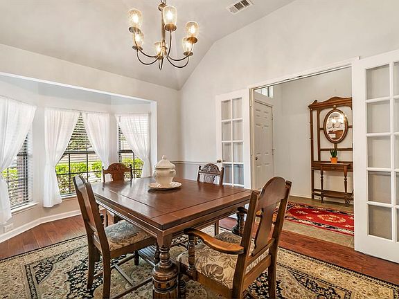 2nd image of 2817 Leslie Ln