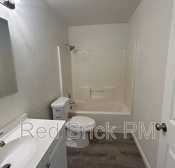 101 Kings Ave — Photo 3