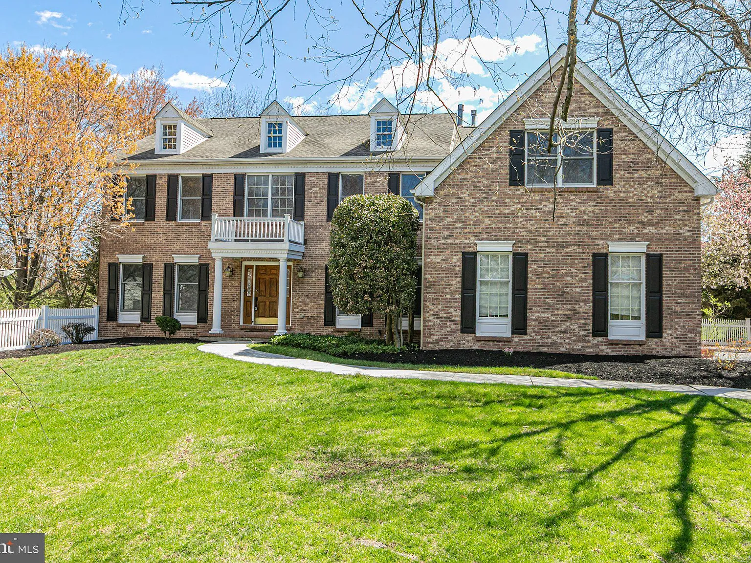 4 bed, 4.5 bath, 3919 sqft, $8,500 — Photo 2