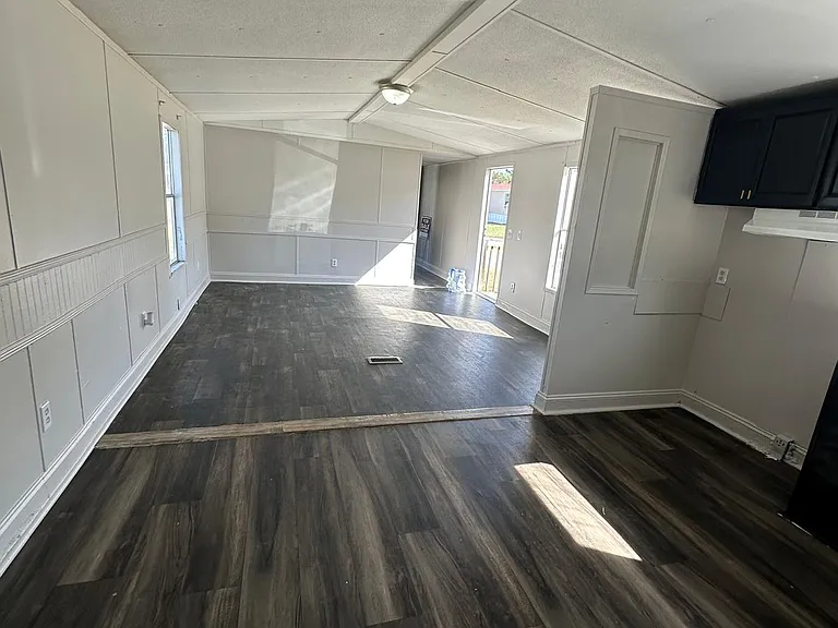 472 Sarah St — Photo 1
