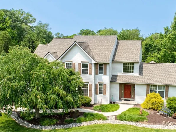 315 Martingale Cir, East Fallowfield, PA 19320