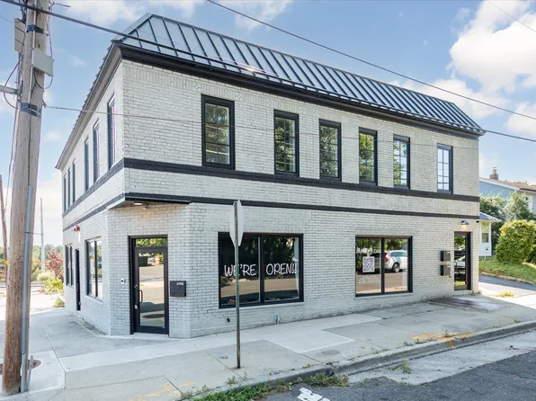 270 Garden St #B, Roslyn Heights, NY 11577