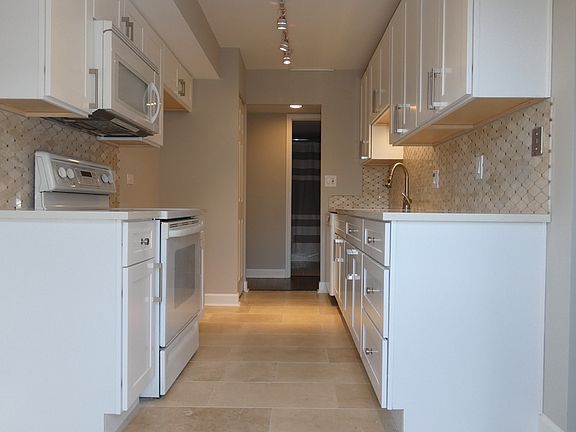 3rd image of 1738 Chicago Ave APT 403