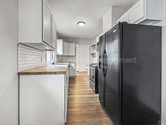 4th image of 729 Crescent St NE