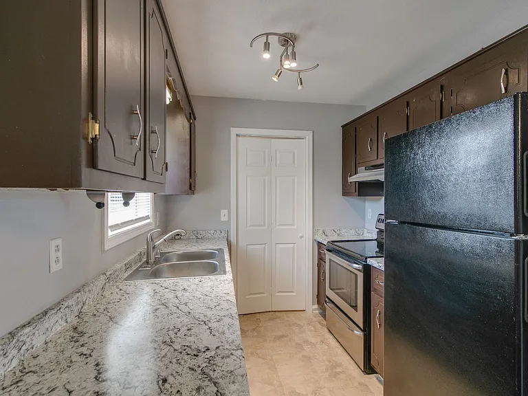 1013 Bush Ave — Photo 10
