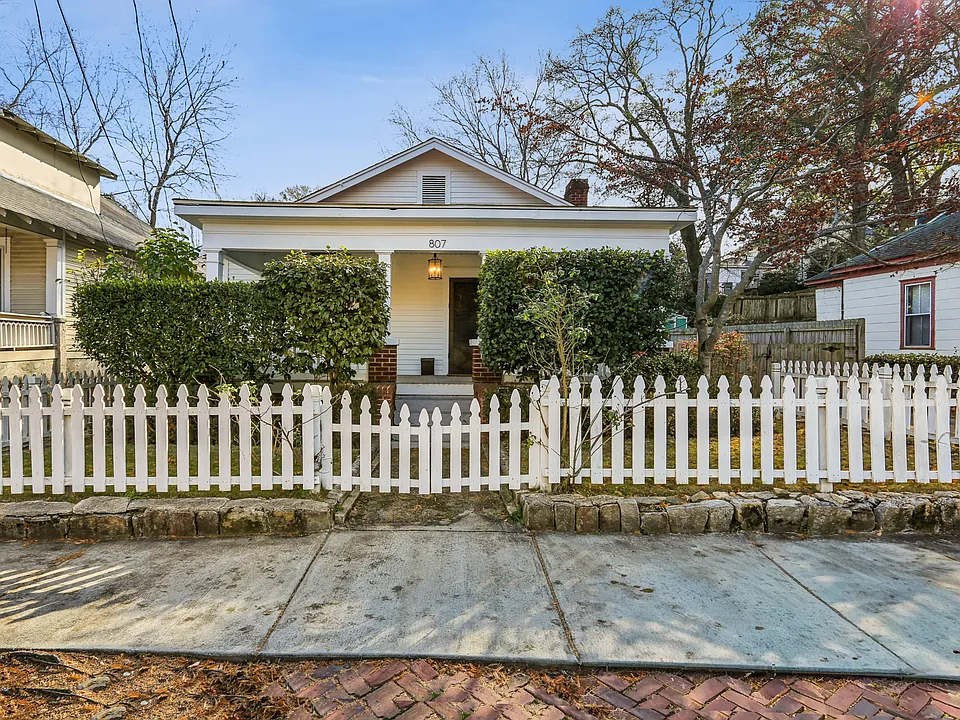 807 Lake Ave NE