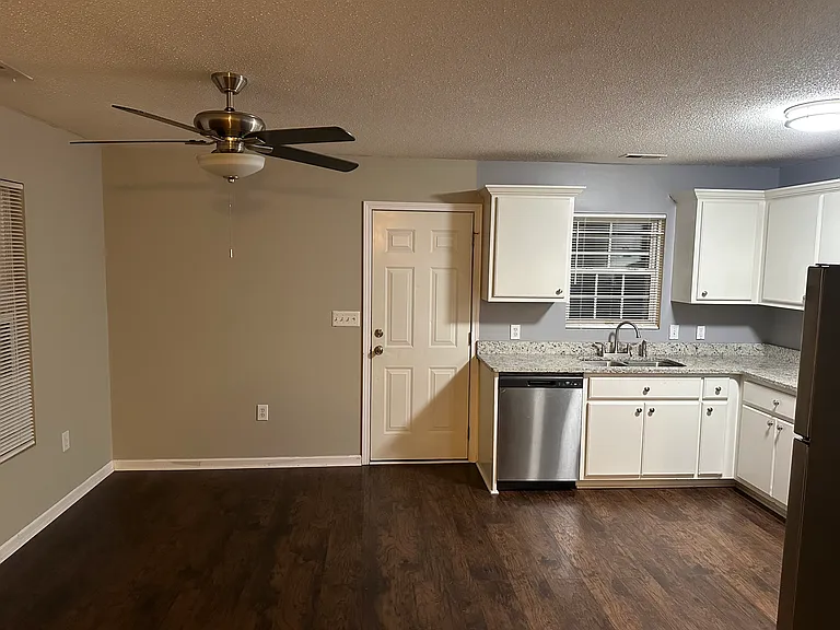 145 Evvalane Dr #A — Photo 3