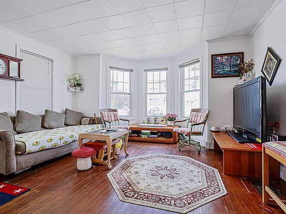 4th image of 15 Harvard Street