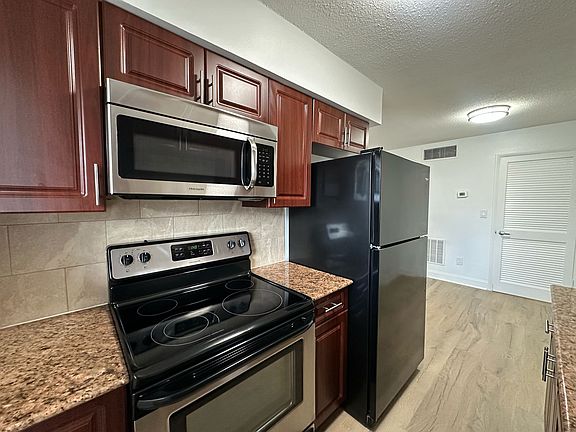 4th image of 110 NE 19th Ave #0