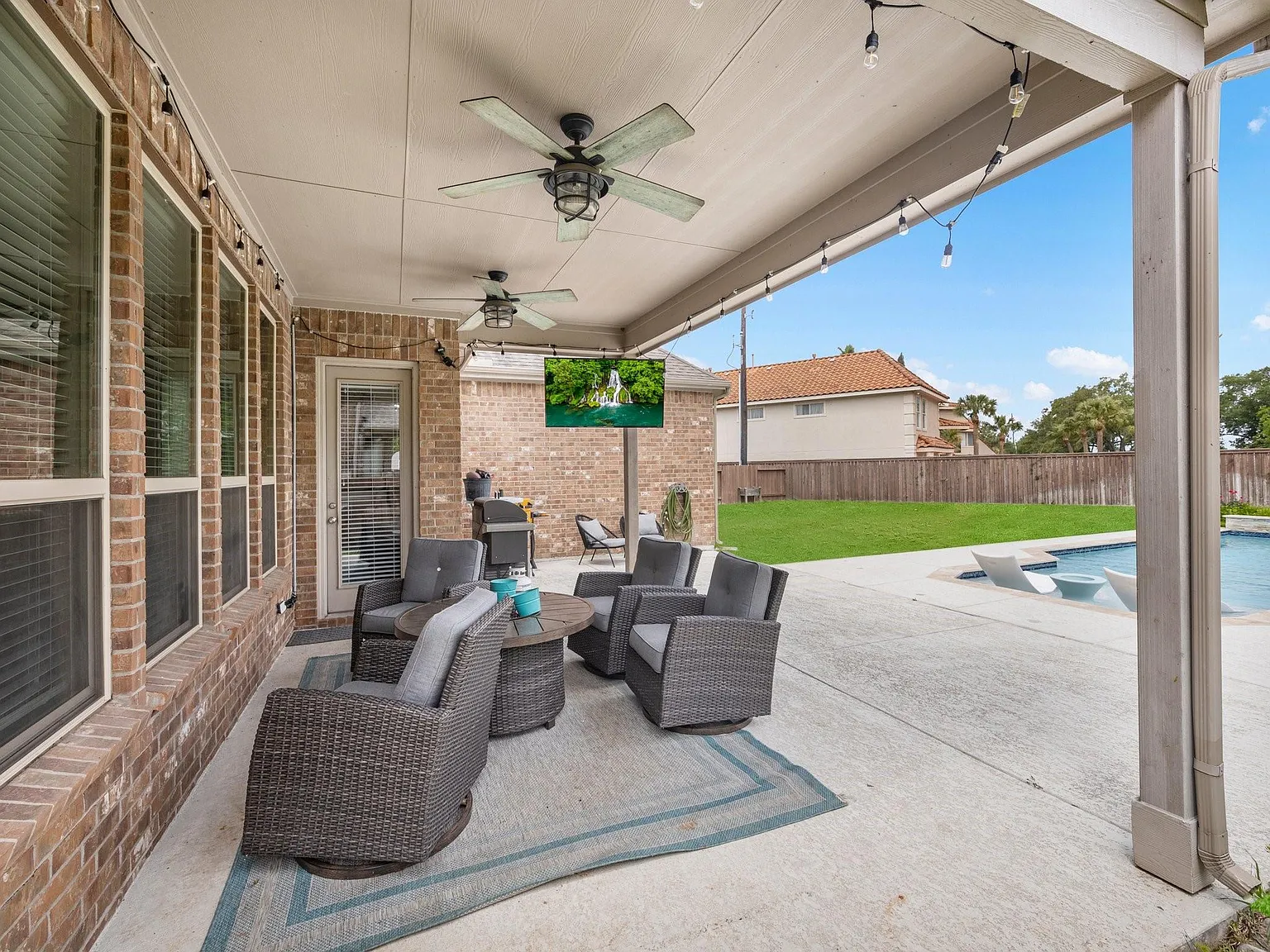 4 bed, 3.5 bath, 4017 sqft, $4,700 — Photo 2