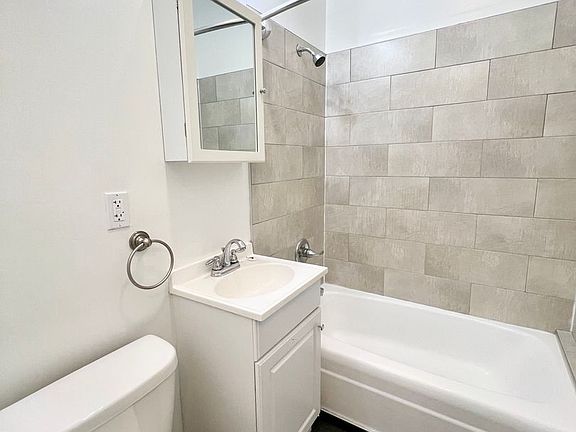4th image of 838 Hyde St APT 18