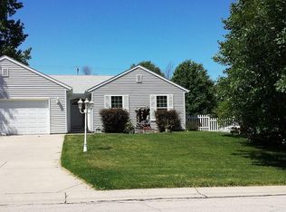 1000 W Mockingbird Ln, Oak Creek, WI 53154
