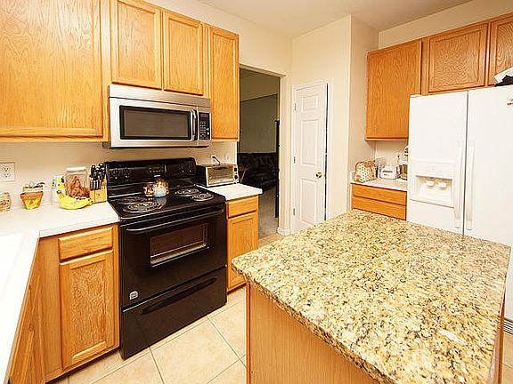 4th image of 215 Ashford Cir
