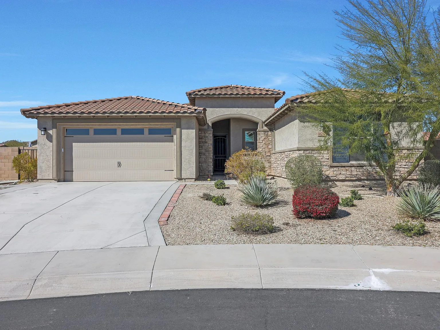 4 bed, 2.5 bath, 2470 sqft, $3,200 — Photo 2