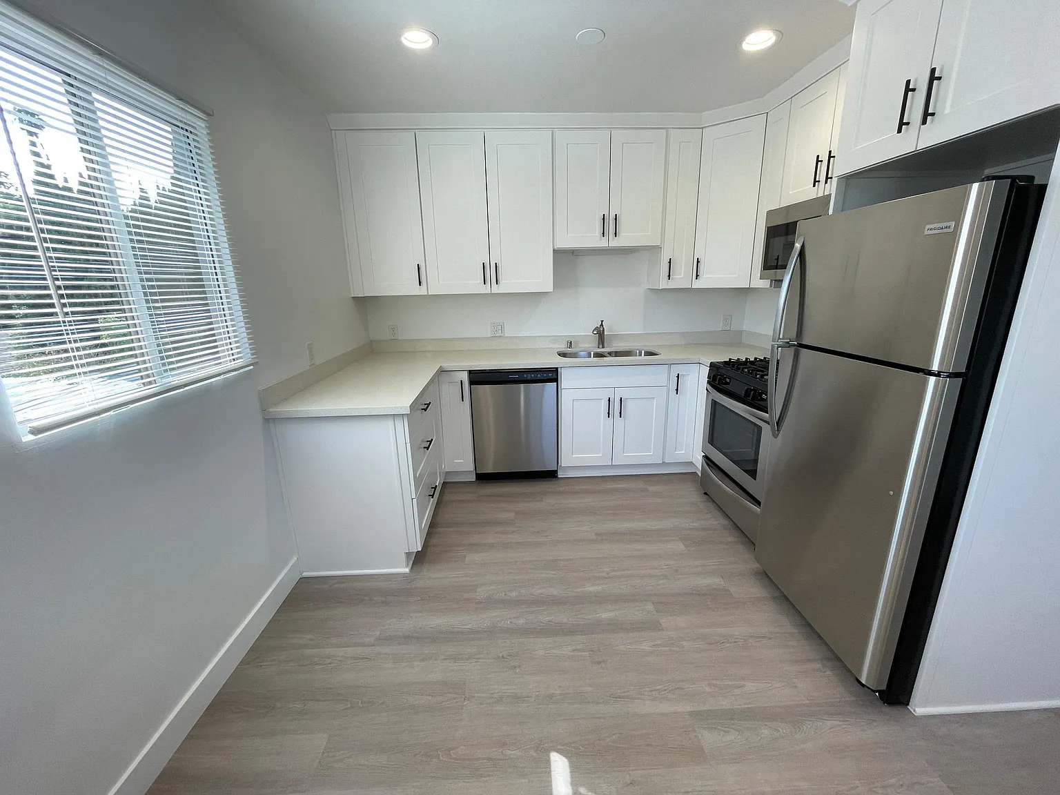 2 bed, 1000 sqft, $3,250 — Photo 2