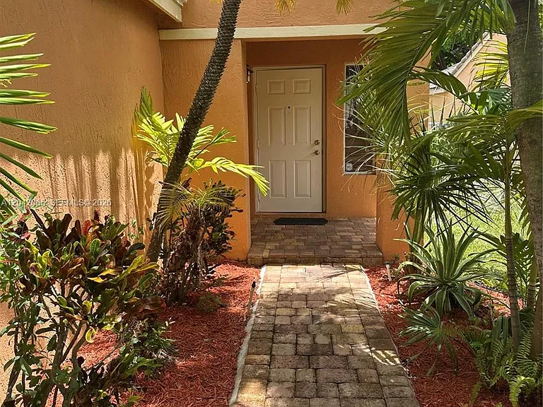 4025 Pine Ridge Ln — Photo 1