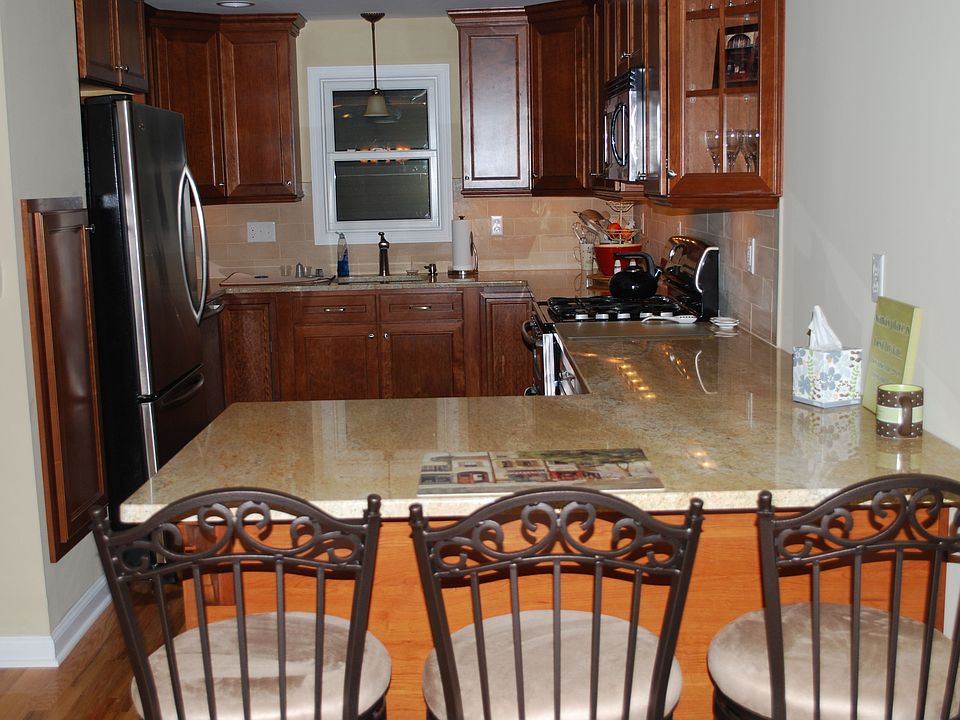 New kitchen w/penninsula