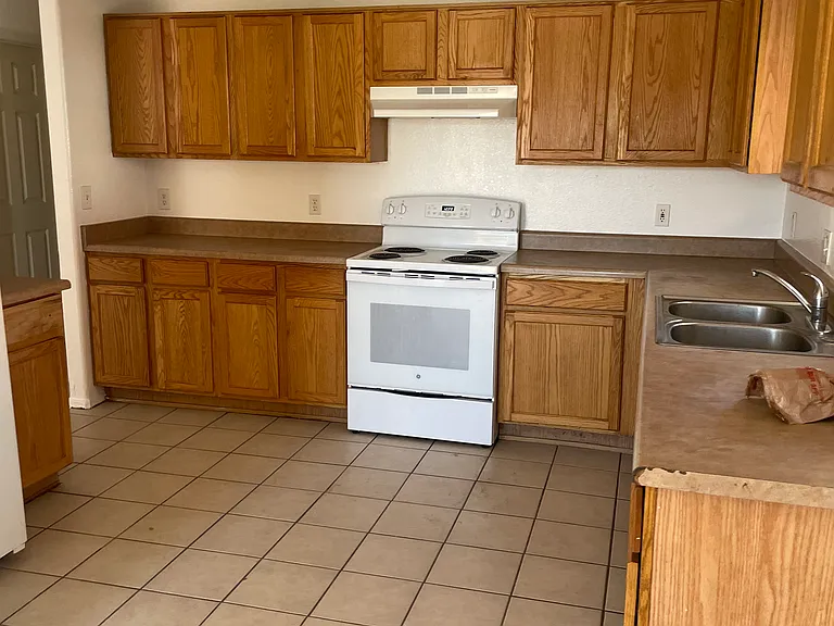 110 S Apache Ave — Photo 5