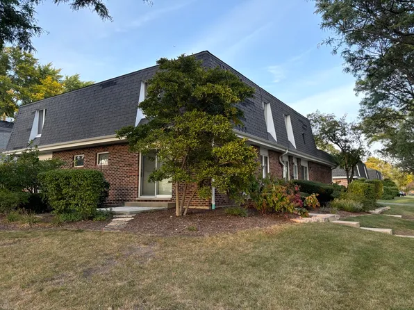 429 Sunnybrook Ln, Wheaton, IL 60187