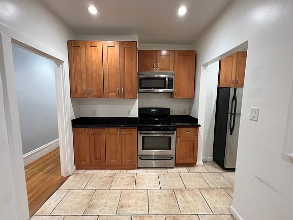 4th image of 1235 Bay St #1